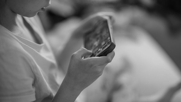 Criança usando smartphone