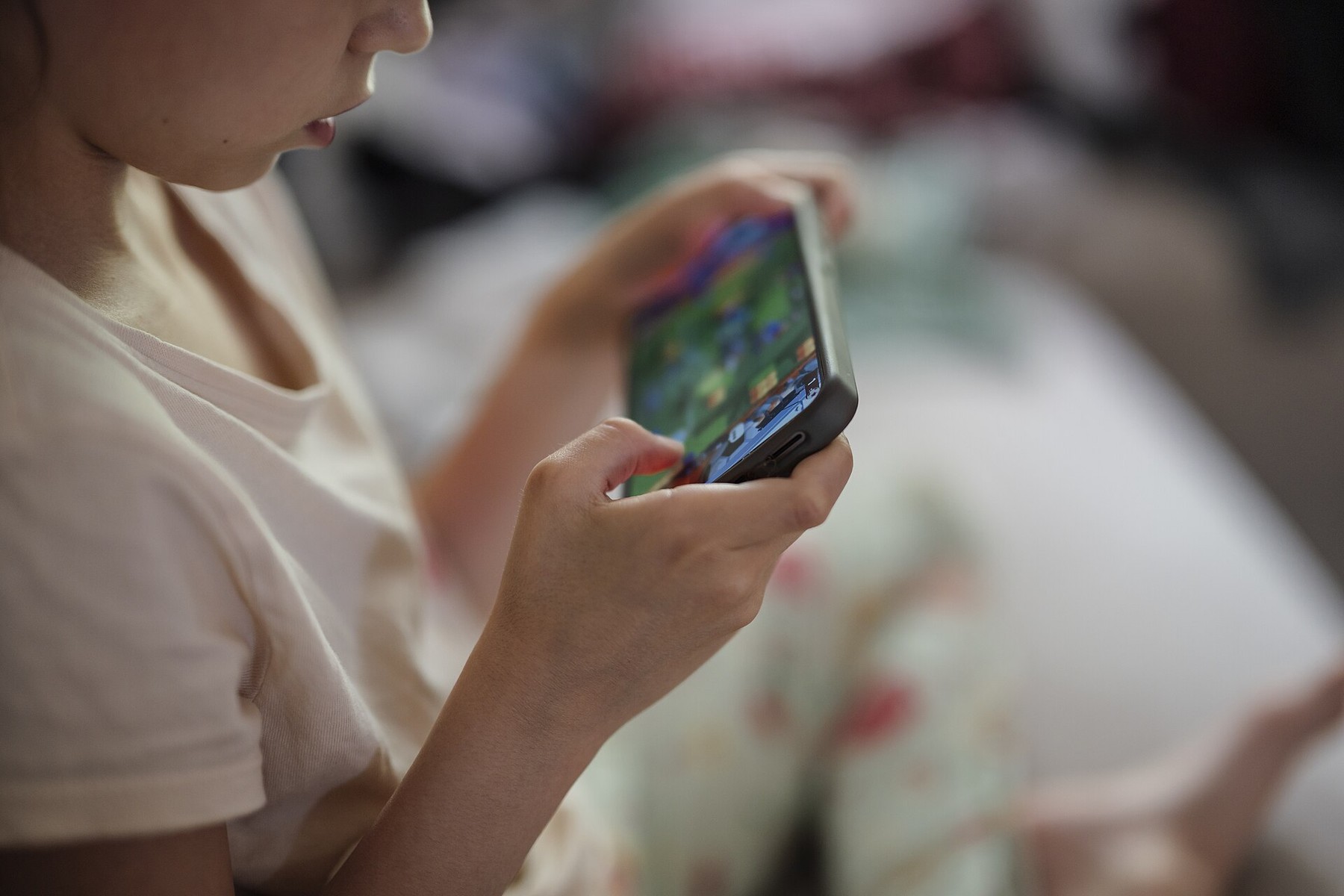 Criança usando smartphone