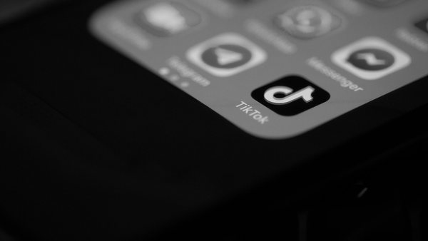 Aplicativo TikTok aberto em smartphone