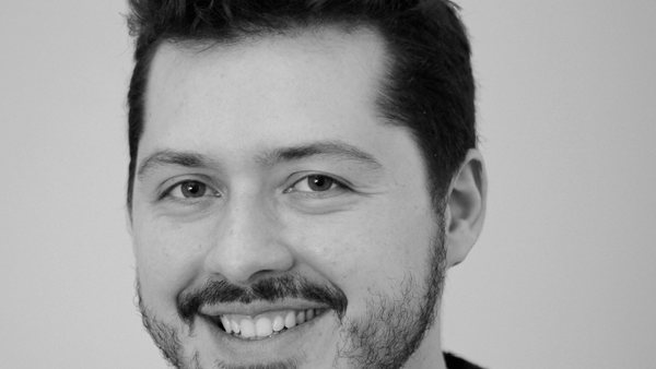 Capa do artigo Atila Iamarino explica por que o carro elétrico vai ficar mais barato que o a combustão