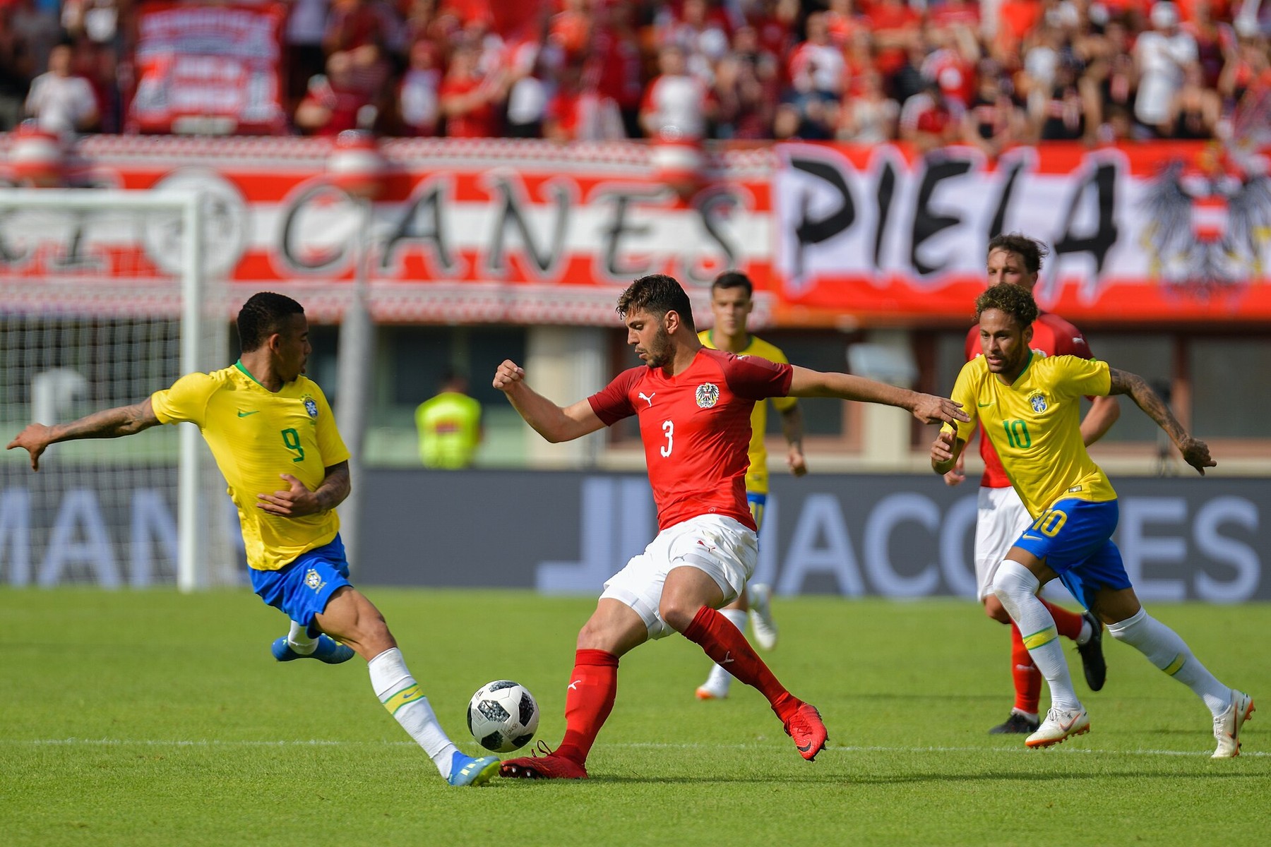 Gabriel Jesus em jogo da seleção brasileira