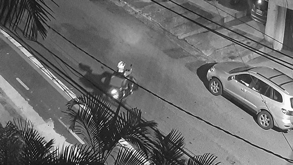 Entregador de aplicativo em motocicleta em rua de São Paulo