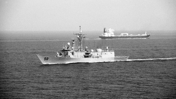 Navio de guerra americano e petroleiro no Estreito de Ormuz
