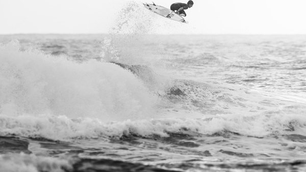 Gabriel Medina surfando