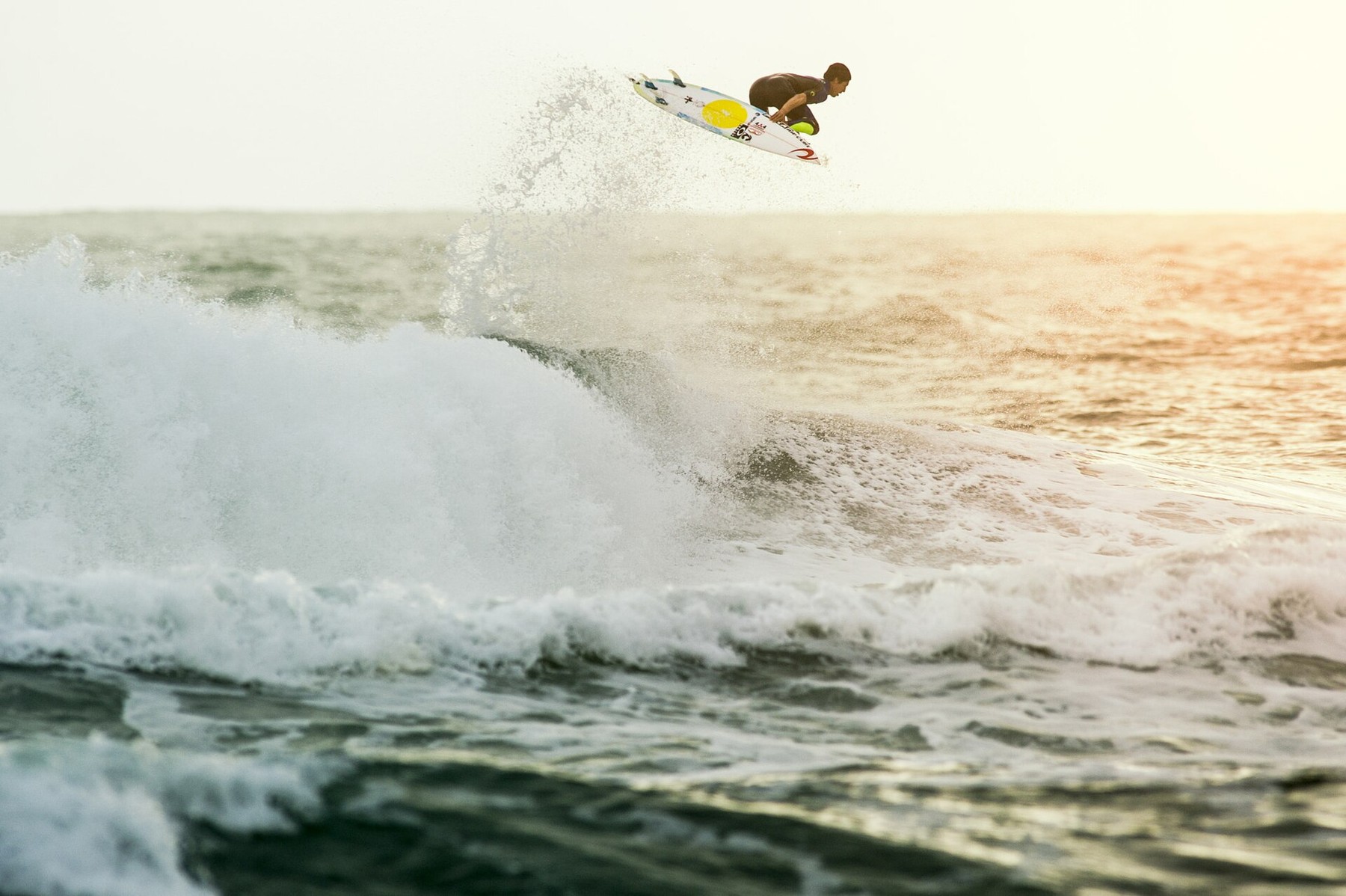 Gabriel Medina surfando