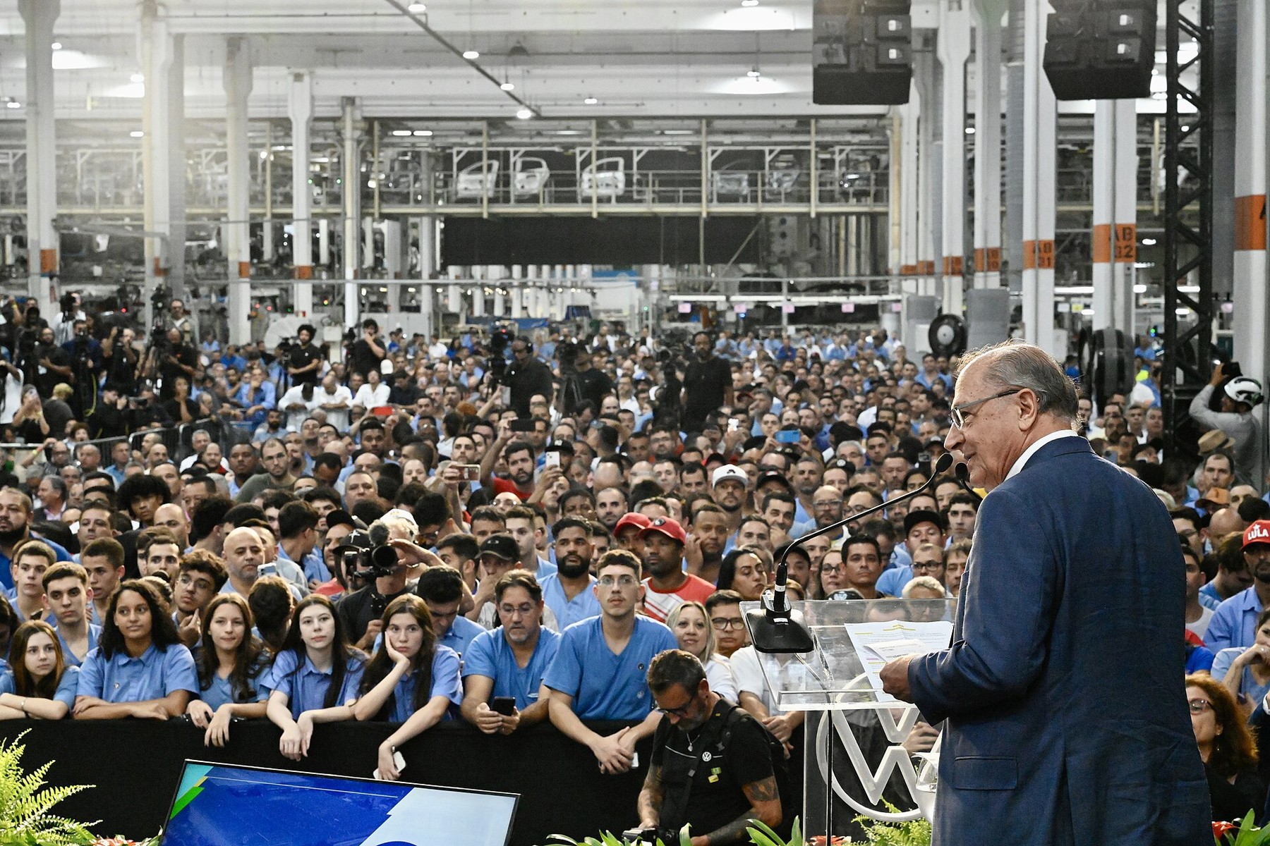Linha de montagem em fábrica no Brasil