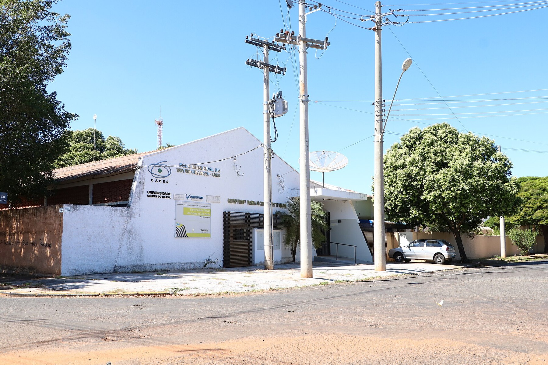 Aplicação de vacina em unidade de saúde