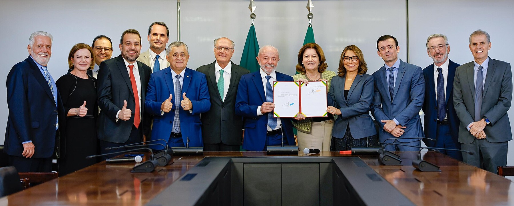Capa do artigo Senado aprova fim da "taxa das blusinhas" e isenção até US$ 50