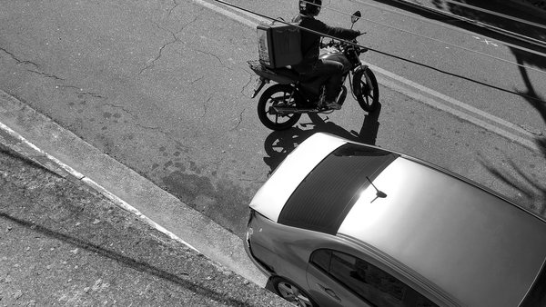 Capa do artigo Brasil tem 405 mil motociclistas de aplicativo e só um em cada cinco contribui para a P…