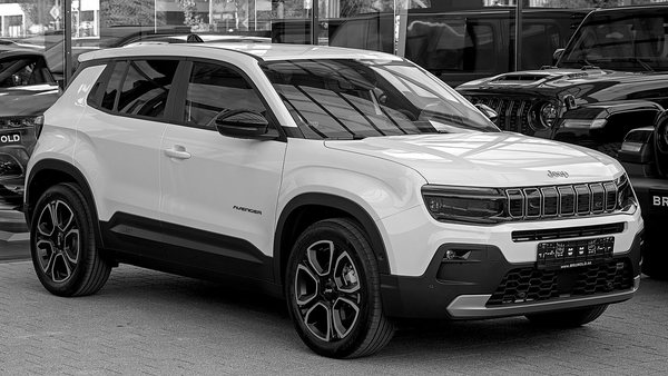 Capa do artigo Quatro Rodas de setembro coloca o Jeep Avenger na "sabatina" contra Fiat Pulse