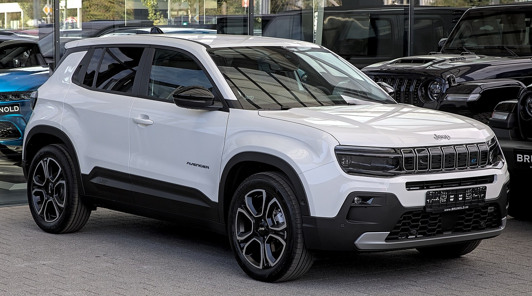 Capa do artigo Quatro Rodas de setembro coloca o Jeep Avenger na "sabatina" contra Fiat Pulse