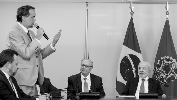 Capa do artigo Congresso aprova MP e sela o fim da "taxa das blusinhas"