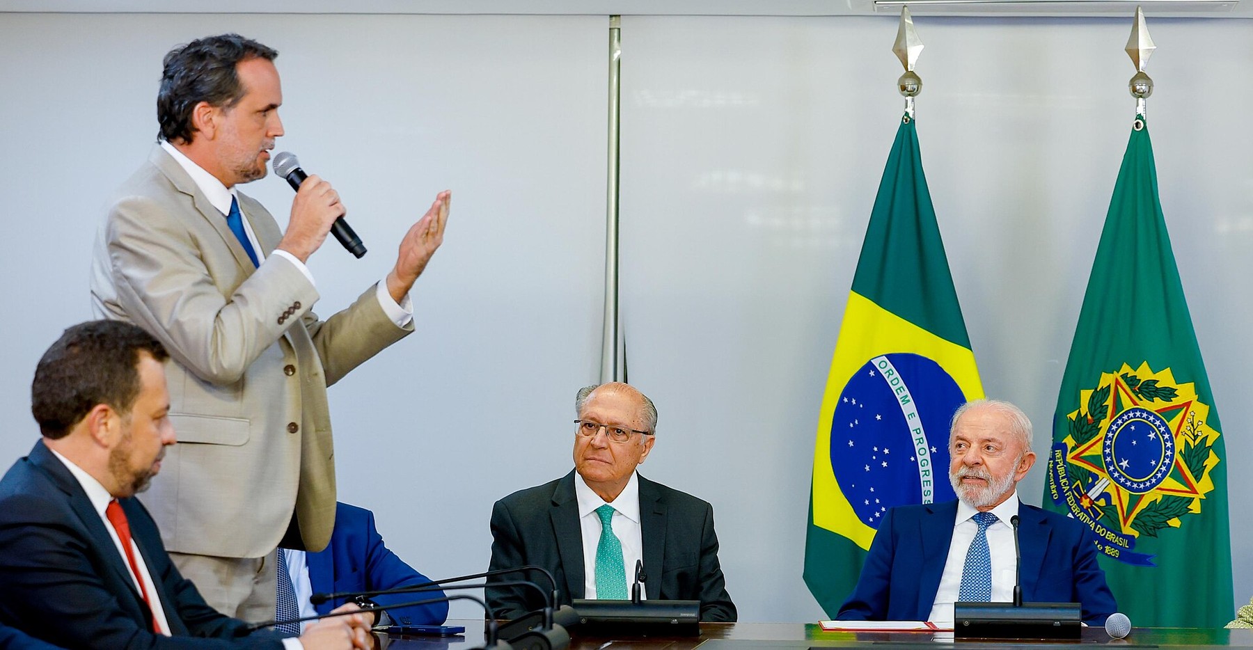 Capa do artigo Congresso aprova MP e sela o fim da "taxa das blusinhas"