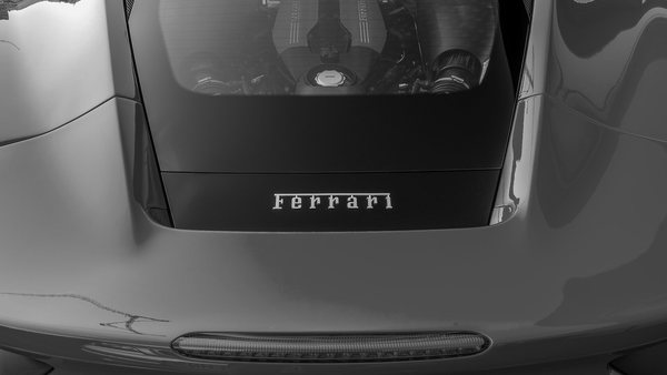 Capa do artigo Hamilton chega a Monza de terno e chapéu numa Ferrari F40 que ficou 30 anos parada após…