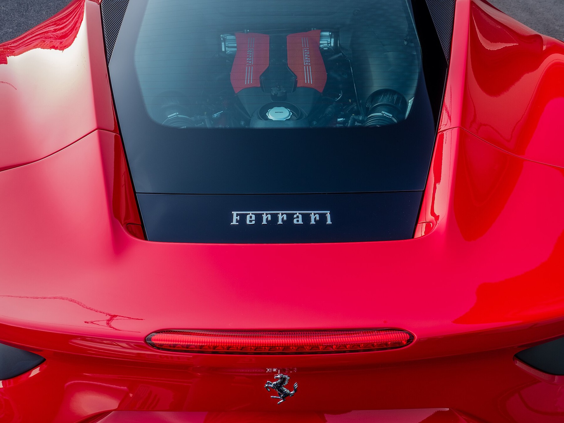Capa do artigo Hamilton chega a Monza de terno e chapéu numa Ferrari F40 que ficou 30 anos parada após…