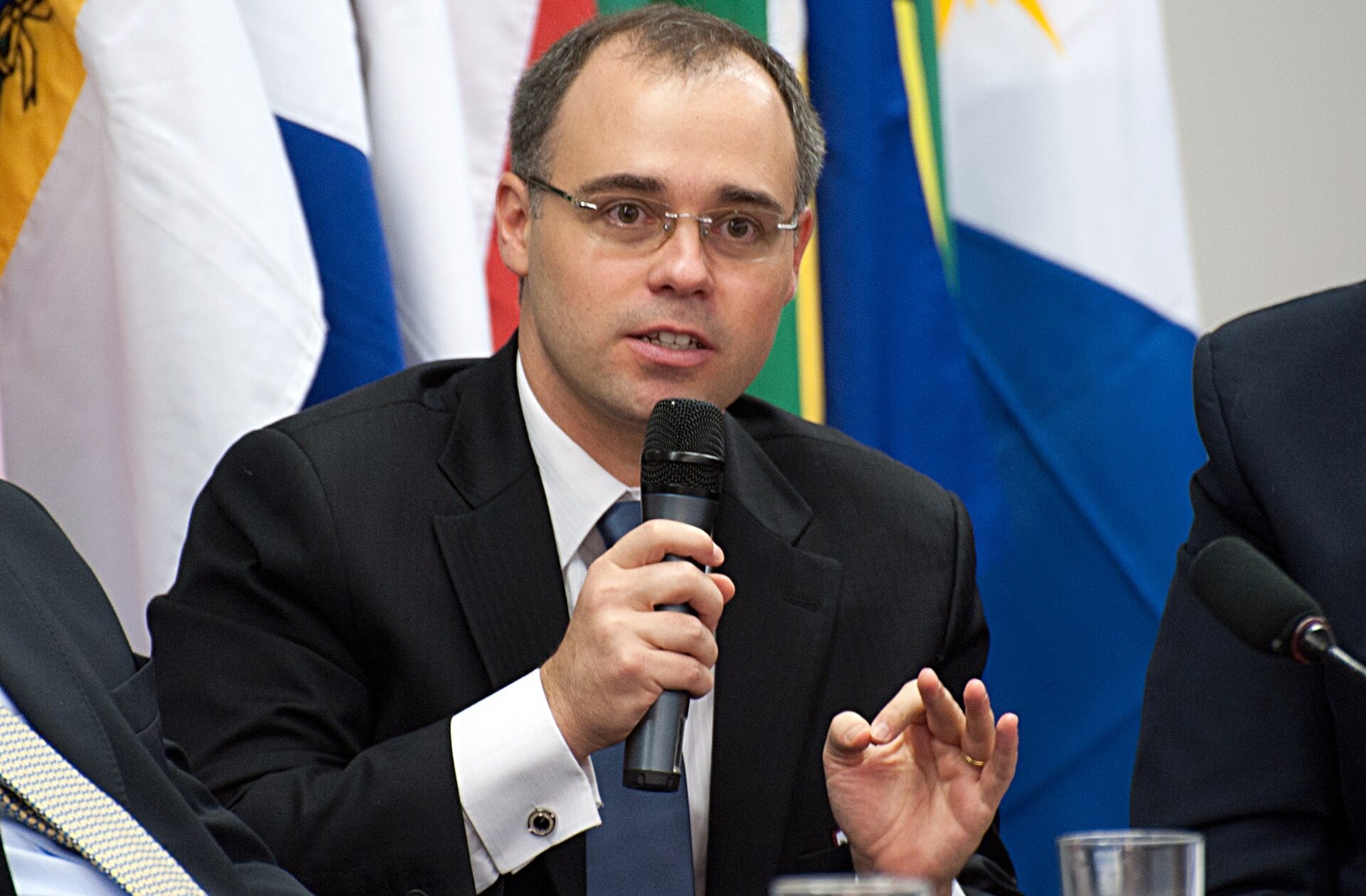 Capa do artigo Instituto de Mendonça recebeu R$ 10,7 milhões em contratos sem licitação