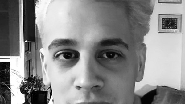 Capa do artigo Influenciador de extrema direita relata 'brutalidade' do ICE ao ser deportado